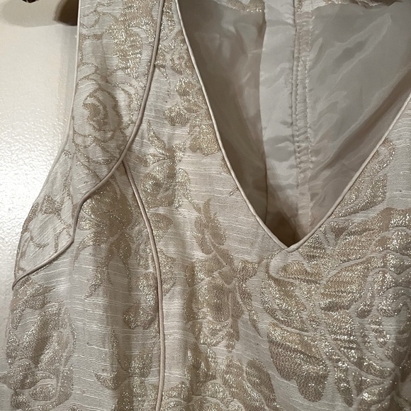 Beautiful dress with a gold threading throughout in a sort of brocade pattern - Picture 3 of 8